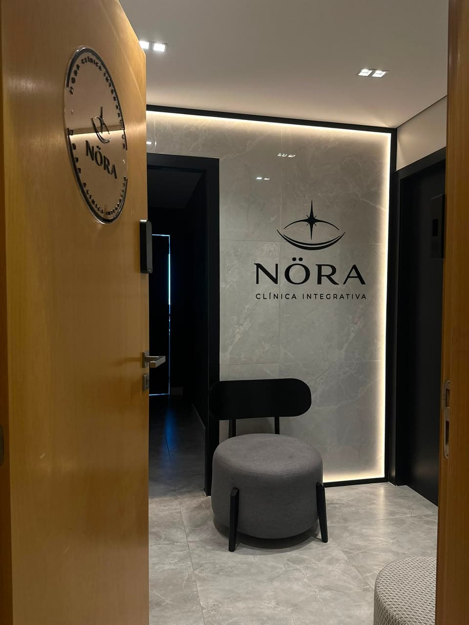 Recepção da NÖRA com o símbolo da marca aplicado na parede